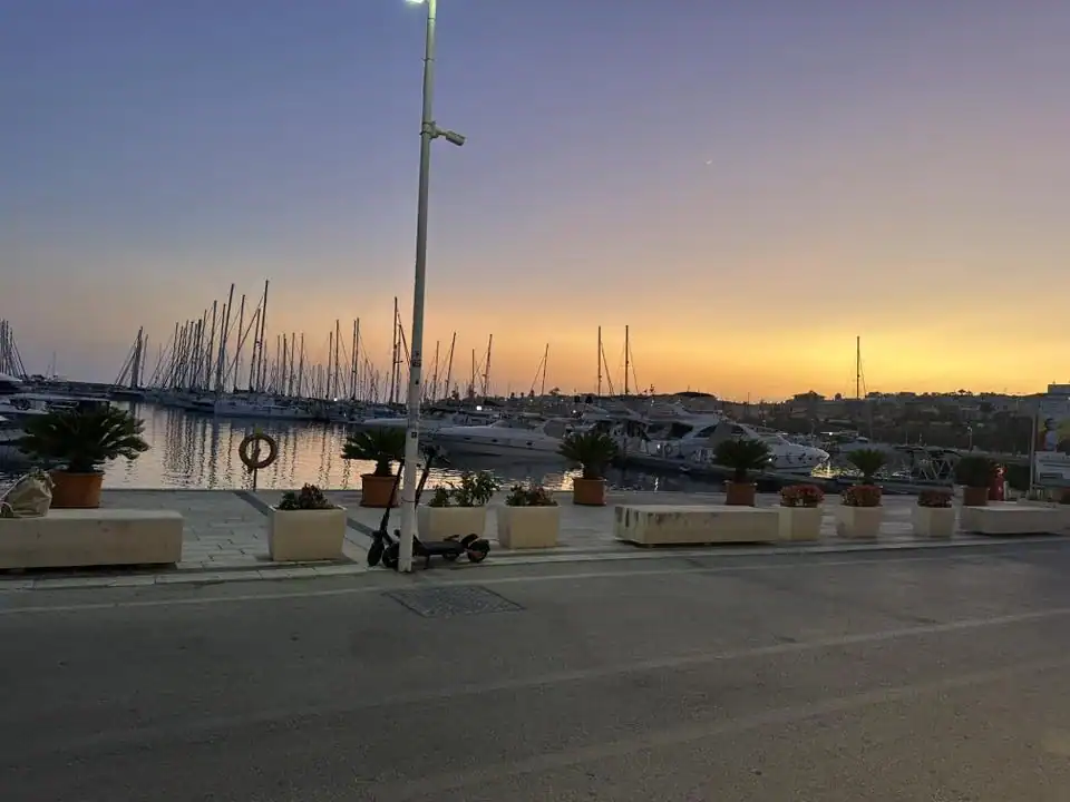 solnedgång över marinan